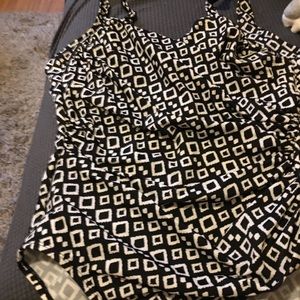 EUC Miracle Suit by Kirkland Size 16 black/white